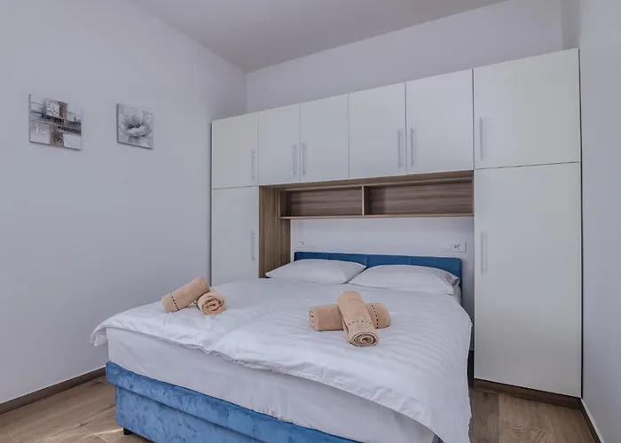 Segulja Πανσιόν Malinska